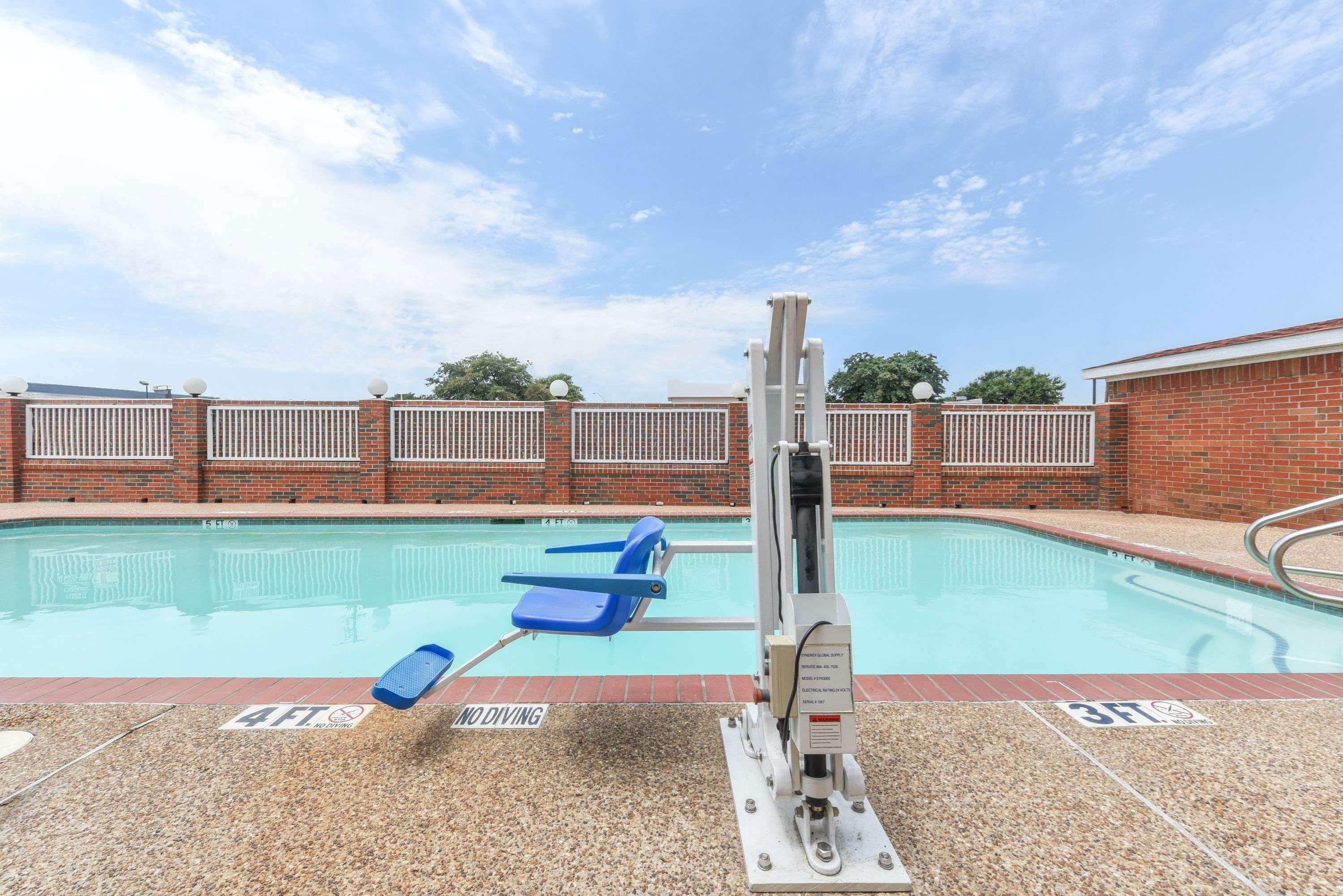 Super 8 By Wyndham Burleson Fort Worth Area Bagian luar foto