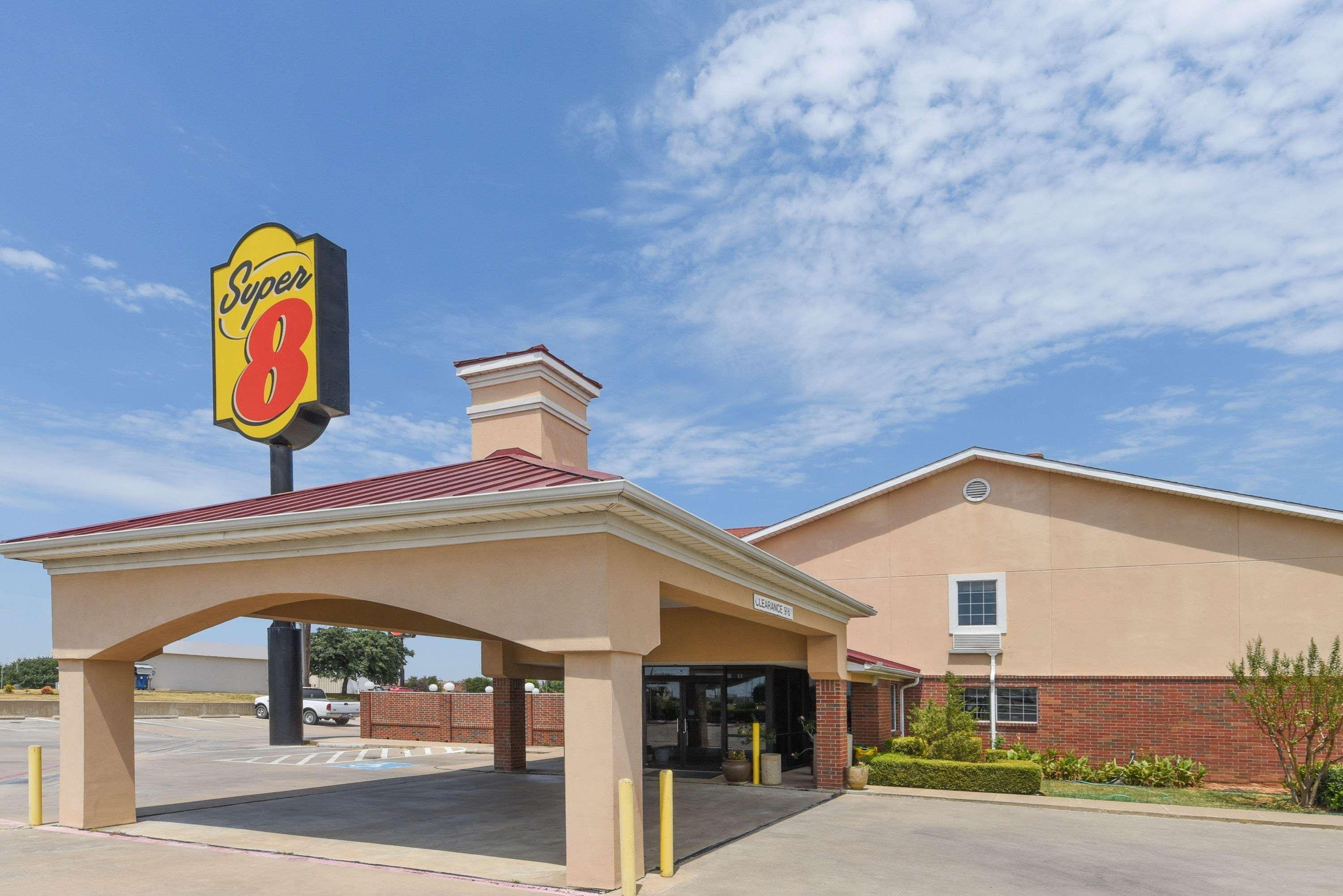 Super 8 By Wyndham Burleson Fort Worth Area Bagian luar foto